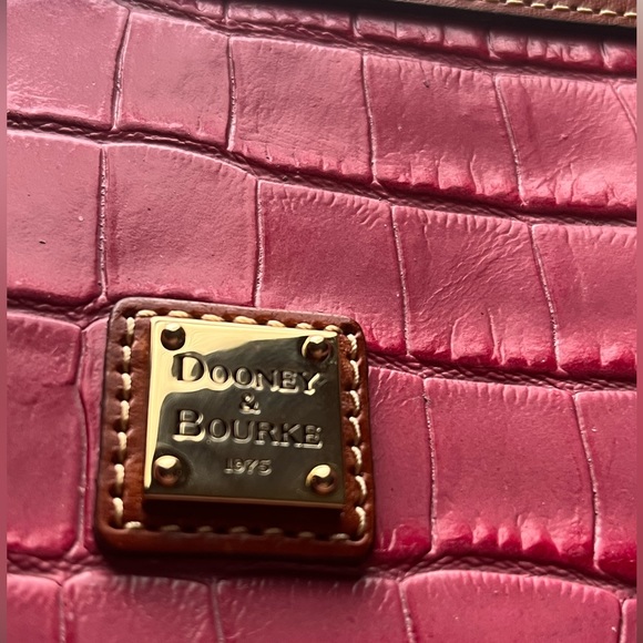 EUC Dooney & Bourke Pink Croc Embossed Slim Wristlet Clutch Purse - Picture 6 of 16